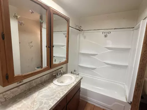 Bath - 32947 Hawthorne Rd, Ivanhoe, CA 93235 photo 1 of 1
