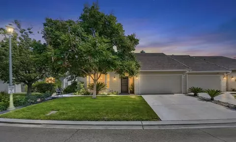 337 Village Dr, Dinuba, CA 93618