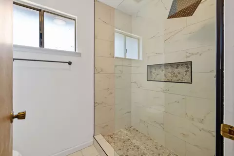 Bath - 1851 E Independence Ave, Tulare, CA 93274 photo 2 of 3