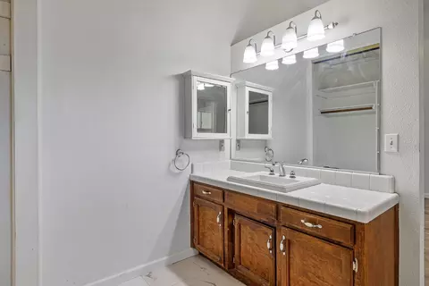 Bath - 1851 E Independence Ave, Tulare, CA 93274 photo 1 of 3