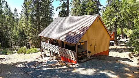 57464 Crest Dr, Springville, CA 93265