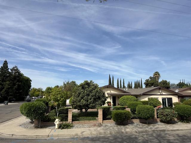 1047 S Linwood St, Visalia, CA 93277