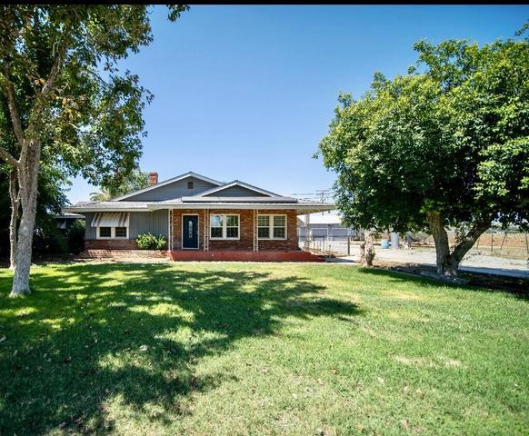 213 E Citrus St, Lindsay, CA 93247