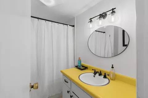 Bath - 236 S C St, Exeter, CA 93221 photo 1 of 1