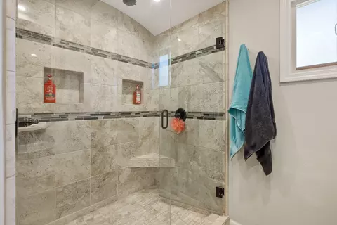 Bath - 1716 E Academy Ave, Tulare, CA 93274 photo 2 of 4