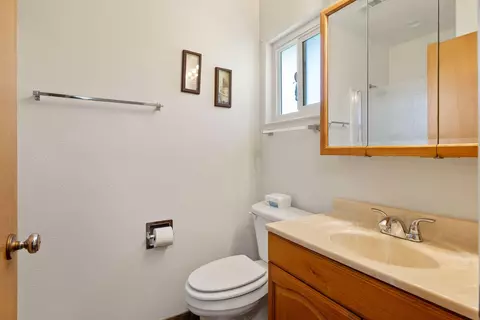 Bath - 1716 E Academy Ave, Tulare, CA 93274 photo 3 of 4