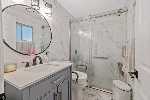 Bath - 31204 Sierra Dr #4, Exeter, CA 93221 photo 5 of 7