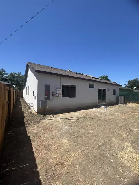Exterior - 929 W 6th St, Merced, CA 95341 photo 4 of 6