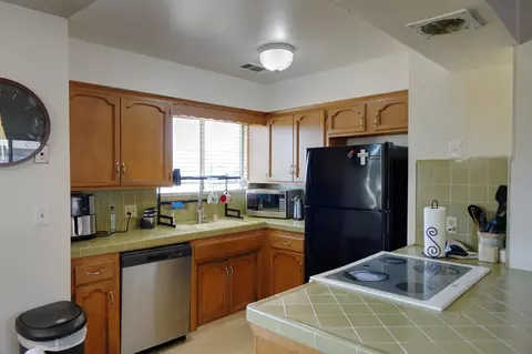241 E Berkeley Ave, Tulare, CA 93274 photo 11