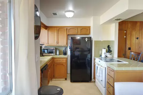 241 E Berkeley Ave, Tulare, CA 93274 photo 10