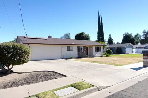 241 E Berkeley Ave, Tulare, CA 93274 photo 3