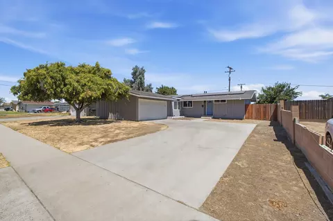 1008 E Myrtle St, Hanford, CA 93230 photo 2