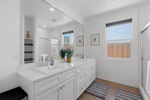 Bath - 530 Baylor Dr, Lemoore, CA 93245 photo 4 of 4