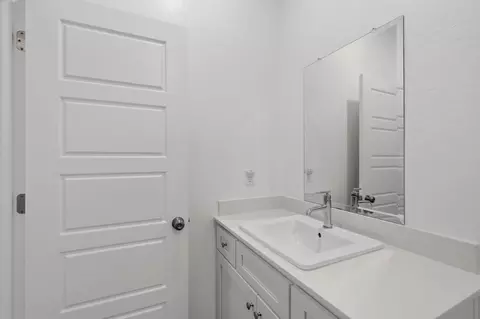 Bath - 530 Baylor Dr, Lemoore, CA 93245 photo 2 of 4