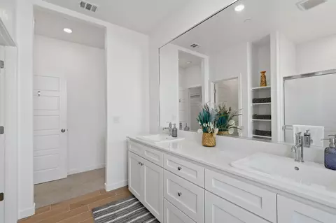Entry Way - 530 Baylor Dr, Lemoore, CA 93245 photo 4 of 4