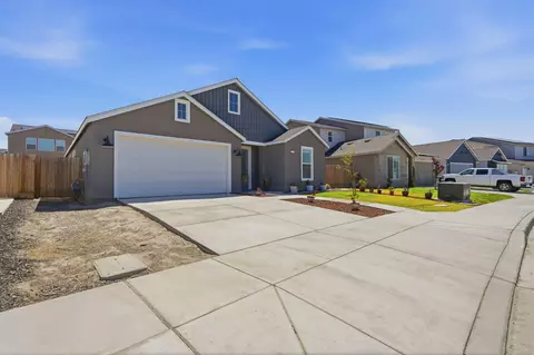 Exterior - 530 Baylor Dr, Lemoore, CA 93245 photo 4 of 10