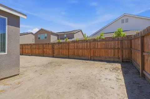 Exterior - 530 Baylor Dr, Lemoore, CA 93245 photo 7 of 10