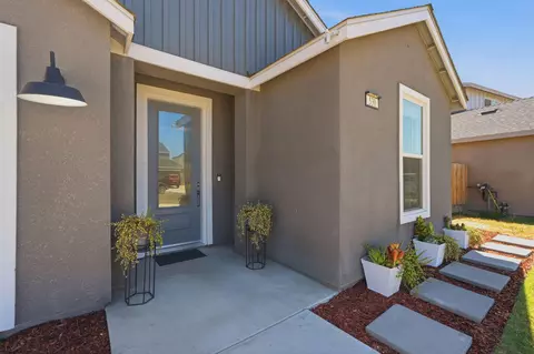 Exterior - 530 Baylor Dr, Lemoore, CA 93245 photo 6 of 10