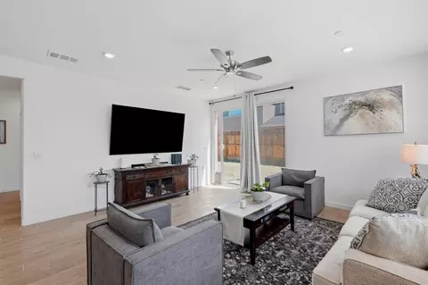 Living - 530 Baylor Dr, Lemoore, CA 93245 photo 1 of 3