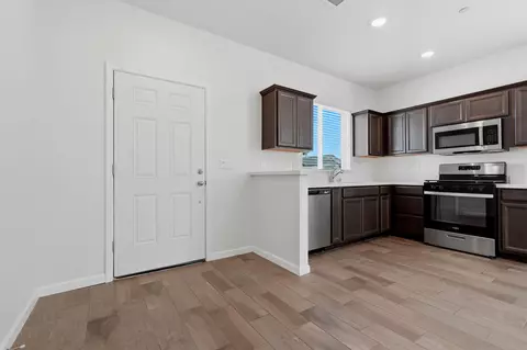 554 Green Ln, Lemoore, CA 93245 photo 3