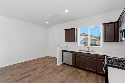 554 Green Ln, Lemoore, CA 93245 photo 8