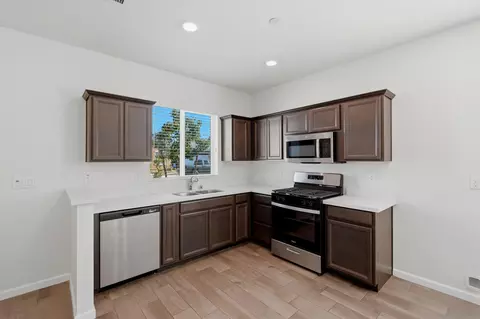 554 Green Ln, Lemoore, CA 93245 photo 9