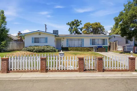 473 N Pine St, Woodlake, CA 93286