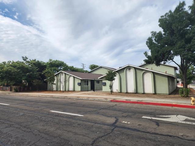 221 NW 3rd Ave, Visalia, CA 93291