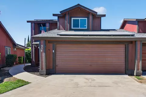 Exterior - 924 E Oakridge Ave, Visalia, CA 93292 photo 8 of 10