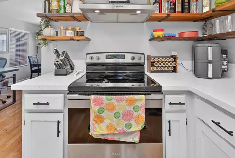Kitchen - 924 E Oakridge Ave, Visalia, CA 93292 photo 6 of 11