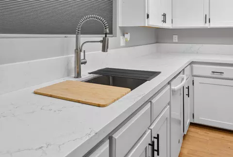 Kitchen - 924 E Oakridge Ave, Visalia, CA 93292 photo 5 of 11
