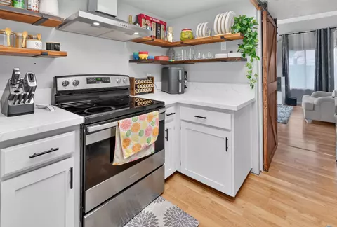 Kitchen - 924 E Oakridge Ave, Visalia, CA 93292 photo 10 of 11
