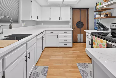 Kitchen - 924 E Oakridge Ave, Visalia, CA 93292 photo 4 of 11