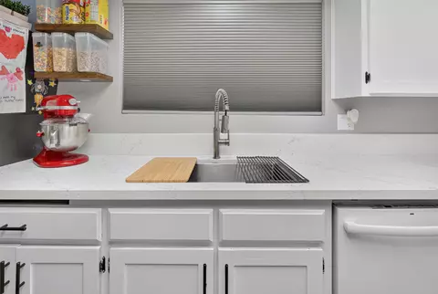 Kitchen - 924 E Oakridge Ave, Visalia, CA 93292 photo 3 of 11