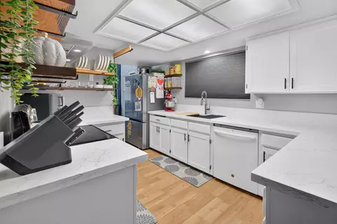 Kitchen - 924 E Oakridge Ave, Visalia, CA 93292 photo 8 of 11