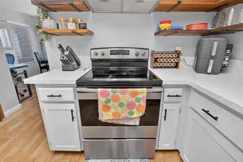 Kitchen - 924 E Oakridge Ave, Visalia, CA 93292 photo 6 of 9