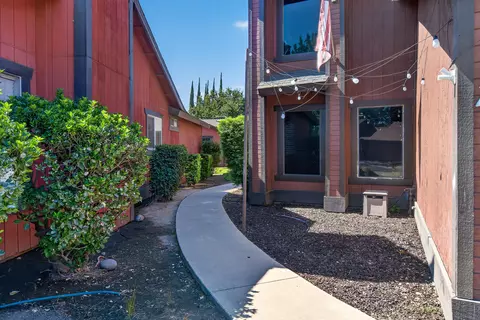 Exterior - 924 E Oakridge Ave, Visalia, CA 93292 photo 5 of 7