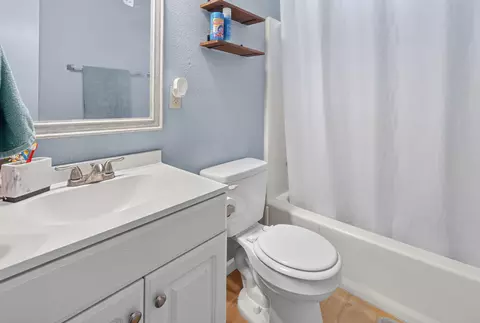 Bath - 924 E Oakridge Ave, Visalia, CA 93292 photo 5 of 5