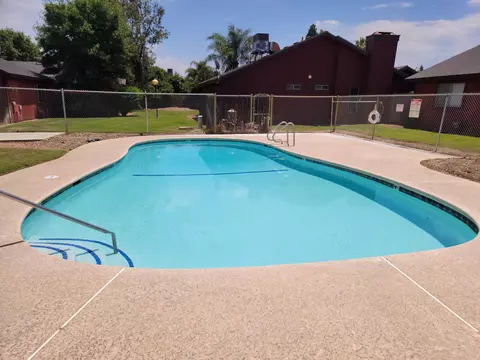 Exterior - 924 E Oakridge Ave, Visalia, CA 93292 photo 9 of 10