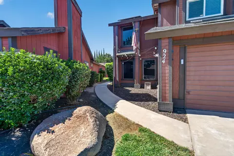 Exterior - 924 E Oakridge Ave, Visalia, CA 93292 photo 5 of 10