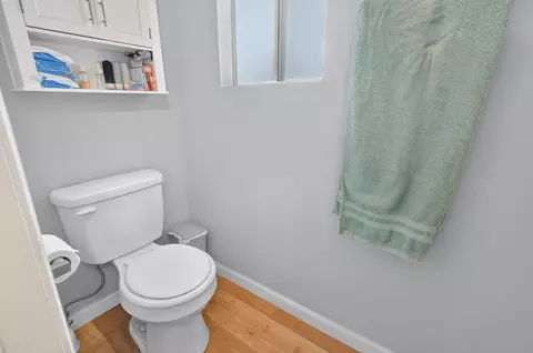 Bath - 924 E Oakridge Ave, Visalia, CA 93292 photo 3 of 5