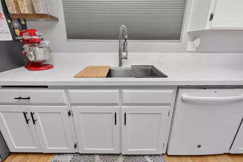 Kitchen - 924 E Oakridge Ave, Visalia, CA 93292 photo 2 of 11