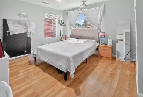 Bedroom - 924 E Oakridge Ave, Visalia, CA 93292 photo 3 of 5
