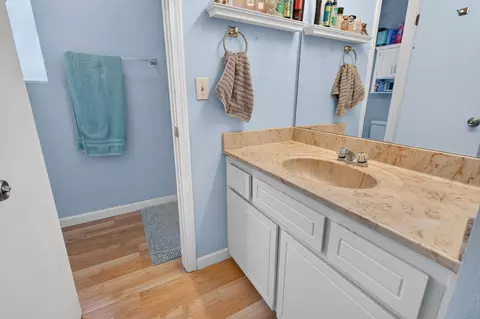 Bath - 924 E Oakridge Ave, Visalia, CA 93292 photo 4 of 5