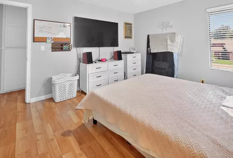 Bedroom - 924 E Oakridge Ave, Visalia, CA 93292 photo 4 of 5