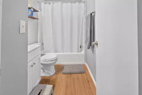 Bath - 924 E Oakridge Ave, Visalia, CA 93292 photo 2 of 5