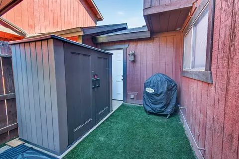 Exterior - 924 E Oakridge Ave, Visalia, CA 93292 photo 7 of 10
