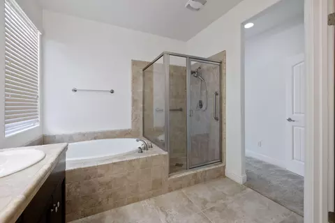 Bath - 3825 Chessa Ln, Clovis, CA 93619 photo 2 of 3