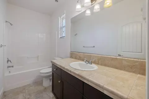 Bath - 3825 Chessa Ln, Clovis, CA 93619 photo 3 of 3