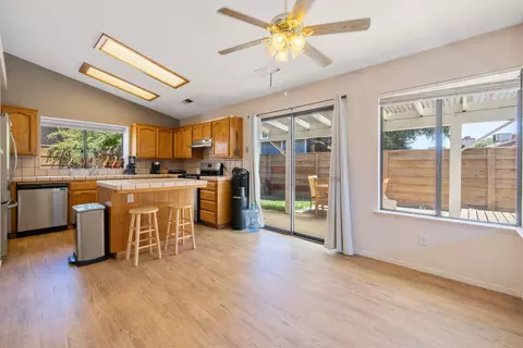 1811 E Vine, Visalia, CA 93292 photo 7